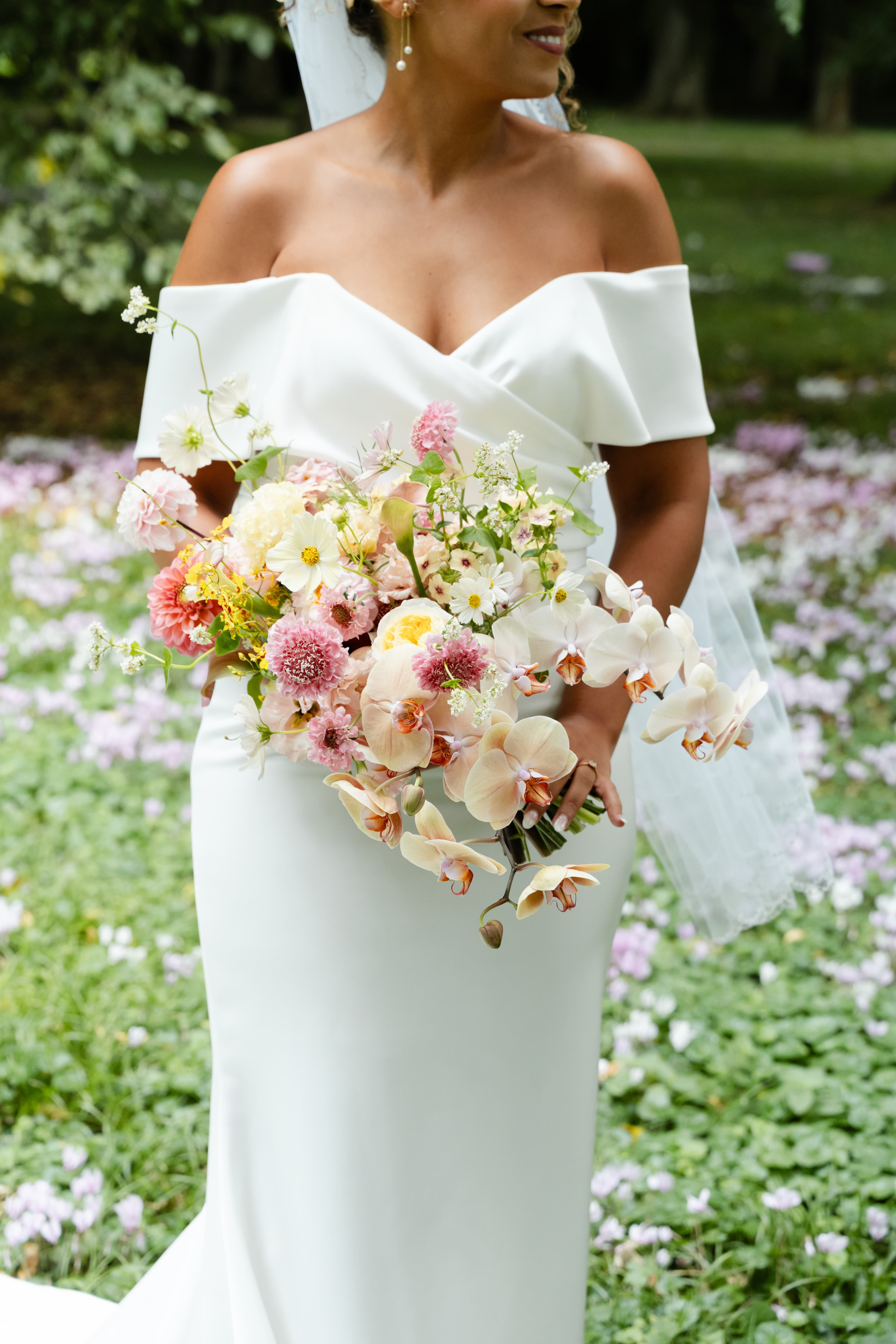 Le bouquet de mariée en cascade : la tendance florale majestueuse
