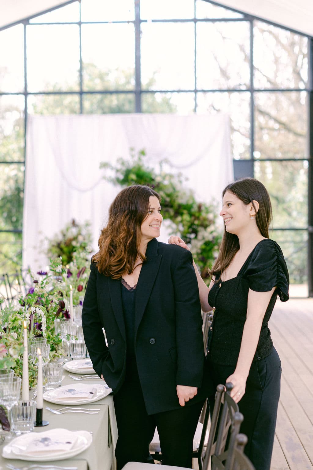 Souhaila et shanna photo d'equipe de wedding planner de maison.s wedding au bistrot vivienne