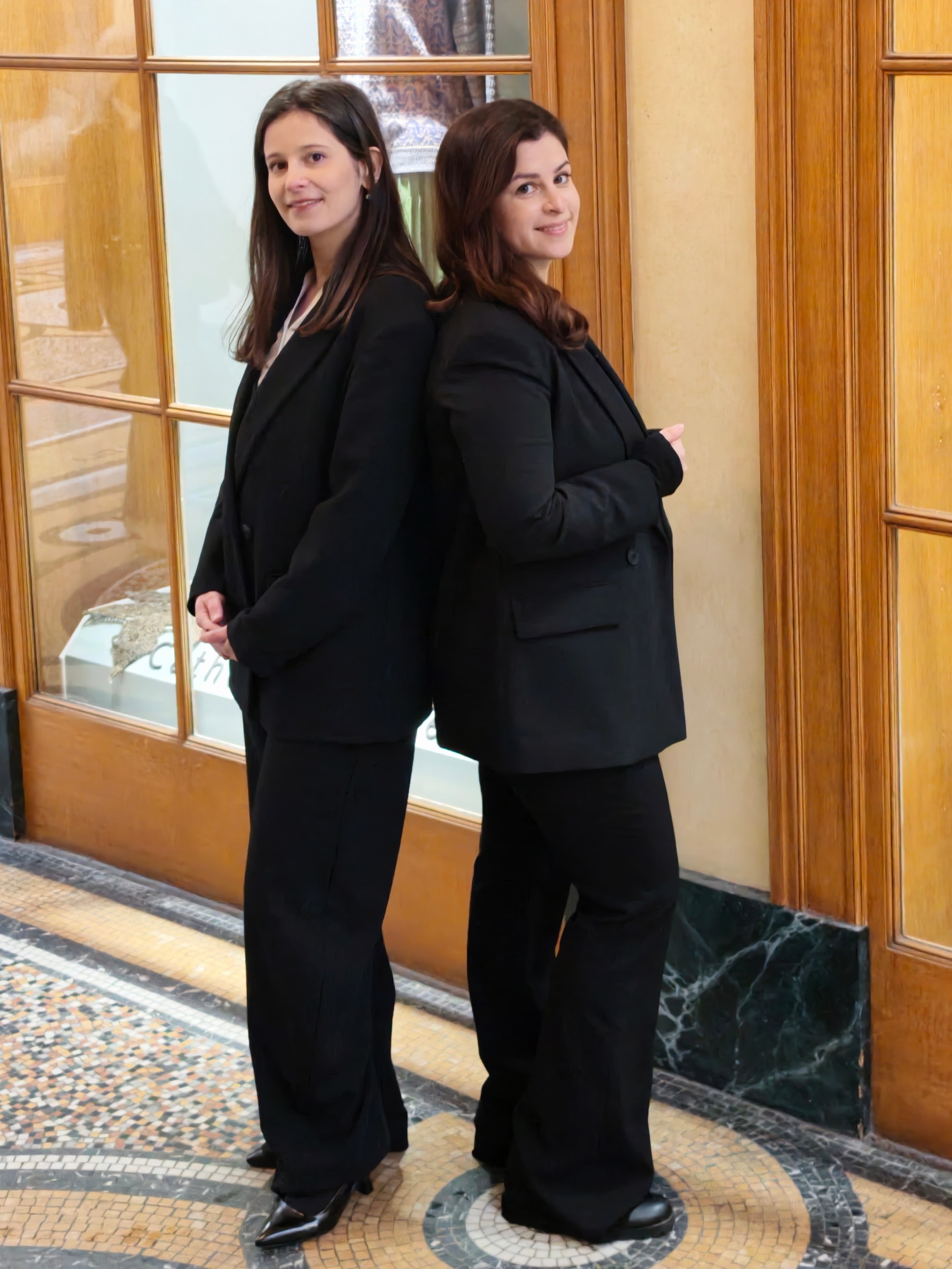 Souhaila et shanna photo d'equipe de wedding planner de maison.s wedding au bistrot vivienne